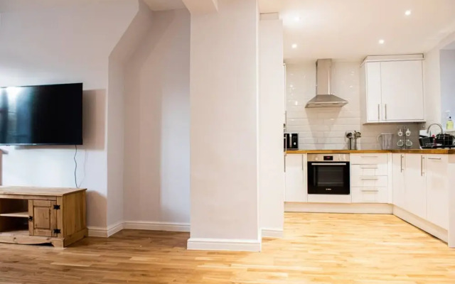 Modern 2 Bedroom Flat in Prime Waterloo Location