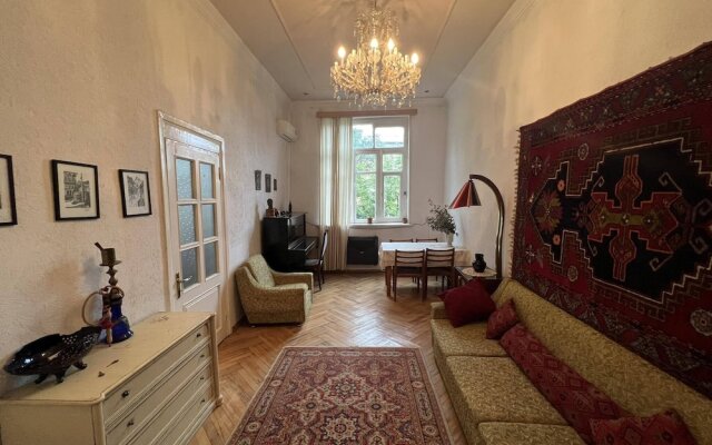 Безупречные апартаменты с двумя спальнями в центре Тбилиси