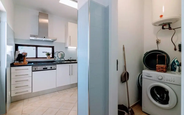 Holiday 1 Bed Apartment With Pool in Albufeira