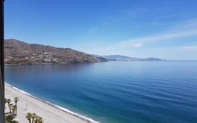 Ático en Almuñecar. Primera línea de playa con vistas espectaculares