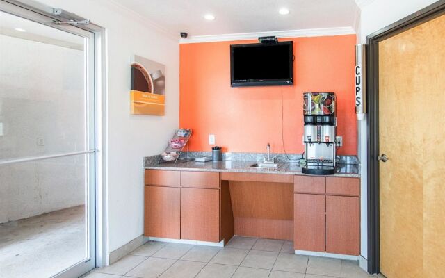 Motel 6 Hutchins Tx