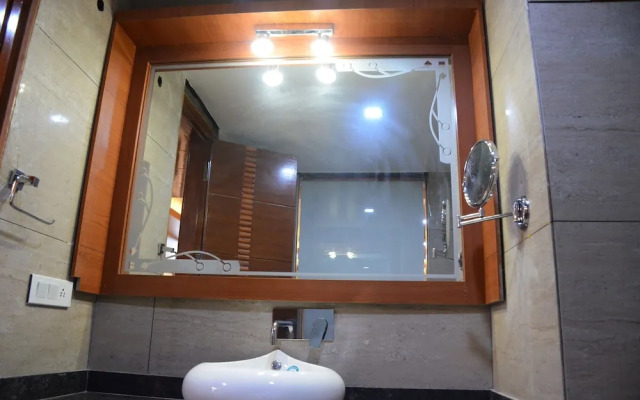 Hotel Platinum Palace Near Medanta Hospital Sector 38