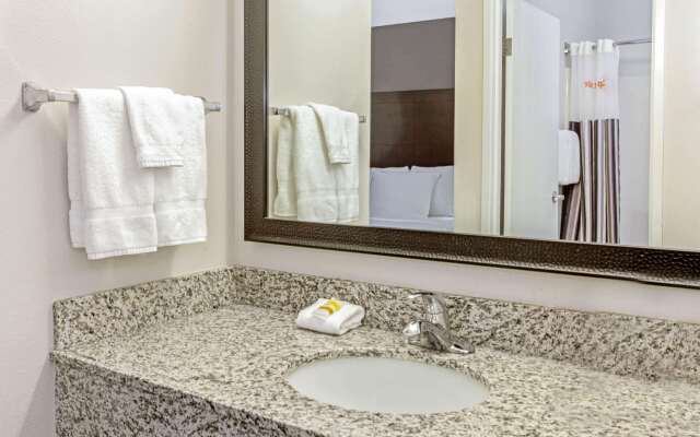 La Quinta Inn & Suites by Wyndham Milwaukee Delafield