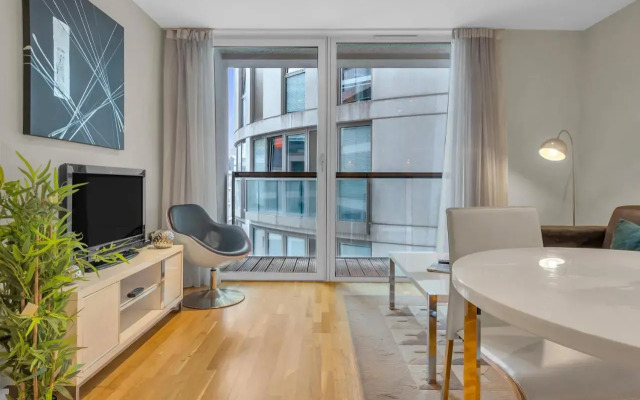 Lanterns Way At Canary Wharf By Mysquare