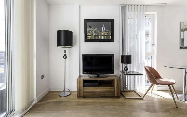 Central London Haven: Steps From Shoreditch Station