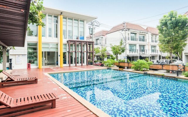 Baan Klang Muang Sathorn-Taksin 1 By Favstay