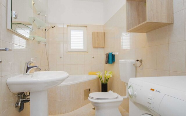 Exquisite Villa with Private Hot Tub in Grebaštica