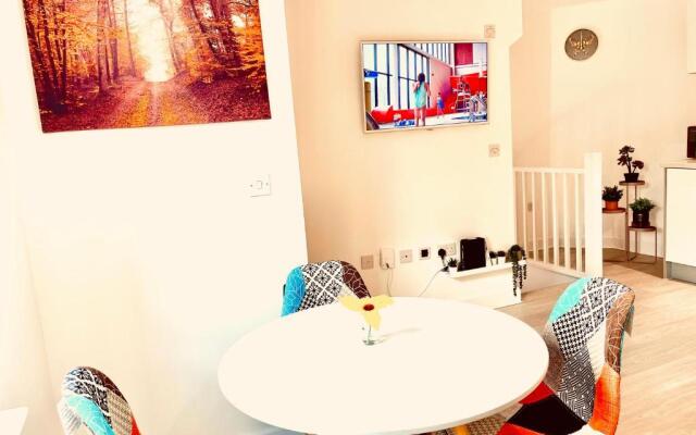 Modern townhouse, Sleeps 4 with parking