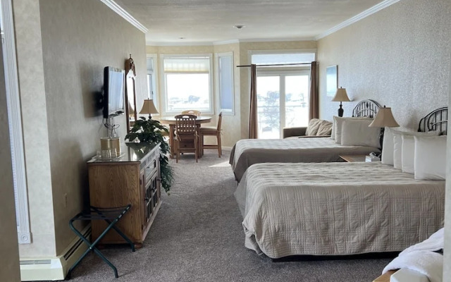 Pier Plaza Lodging