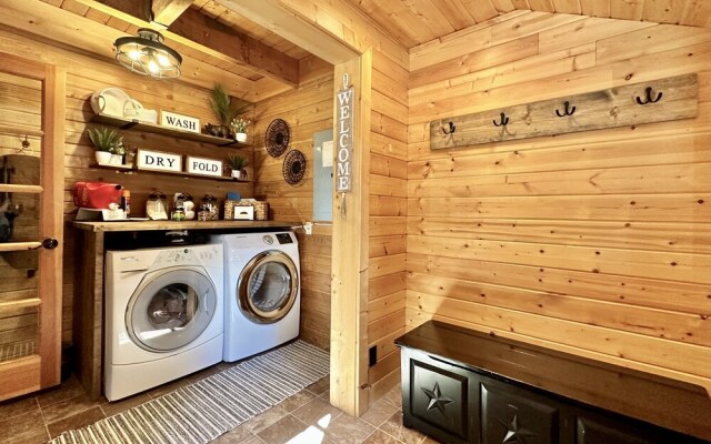 Thyme Out 2 Bedroom Home by NW Comfy Cabins by RedAwning