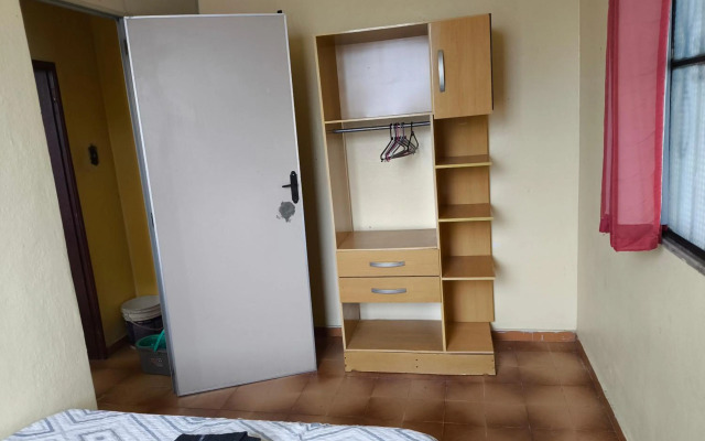 Casa grande em área central, bem iluminada e vent.