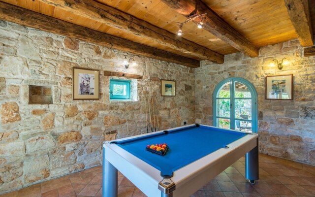 Authentic Villa in Tinjan With Private Pool