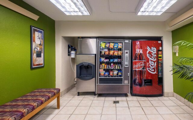 Red Roof Inn PLUS+ West Springfield