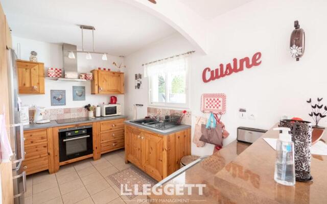 Beautiful Louisiana villa sleeps 6 with pool