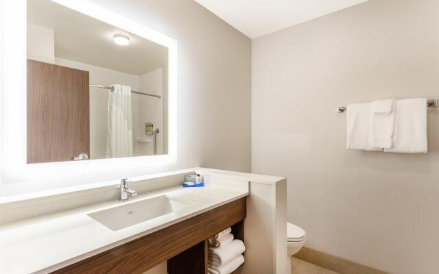 Holiday Inn Express & Suites Springfield North by IHG