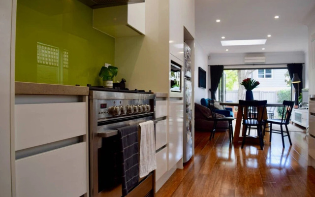 Stylish 2 Bedroom in Alexandria With Outdoor Patio