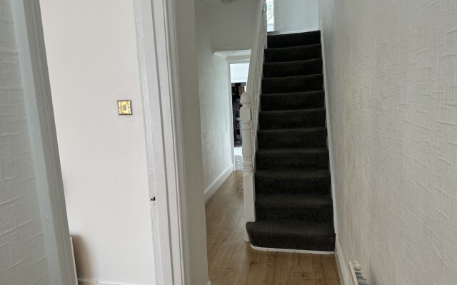 Immaculate 4-bed House in Enfield Near Enfield loc