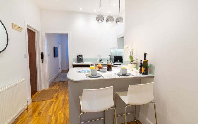 Central Plymouth Apartment By University
