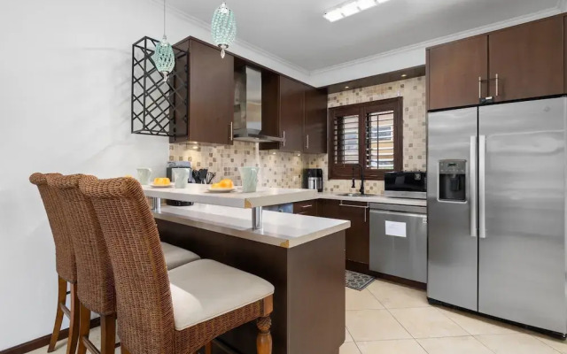 Gold Coast Townhome w Pools GYM 24 7 Security