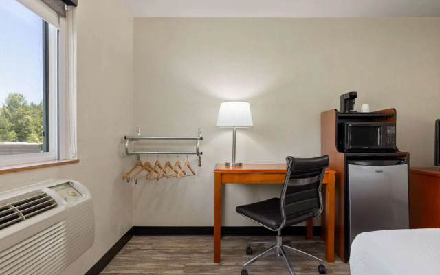 Super 8 by Wyndham Roseburg