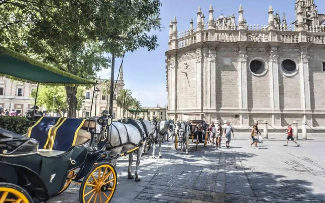 Hernando Colon Deluxe Suite by Valcambre