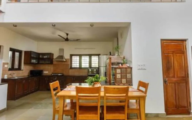 Kerala Style Villa by Stayjade | AC | 4bhk | fishpond