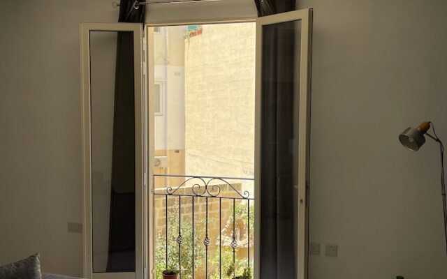 Sunset Modern Apt - Near Beach, Wifi & Cable TV