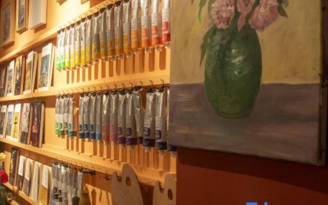 Sanya Yomovo – Bridge House Art Inn