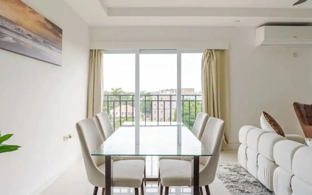 Luxe City Oasis 2BR with Pool & Gym