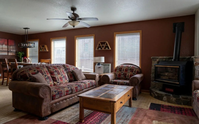Alpenglow Three Bedroom Two Bath XL A17