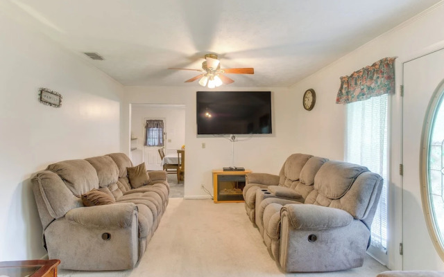 Cozy Waycross House w/ Yard & Screened Patio!