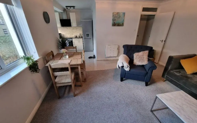 360 Serviced Accommodations - Canal Side Retreat - 2 Bedroom Apartment