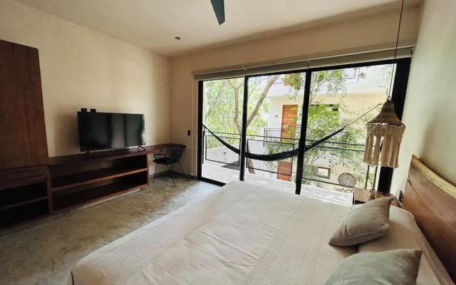 Jungle  Studio Balcony & Hammock S19