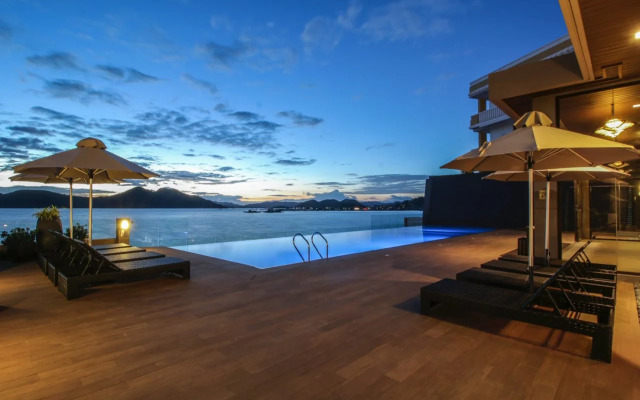 Two Seasons Coron Bayside Hotel