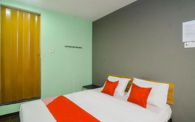 OYO 89465 Golden Lounge