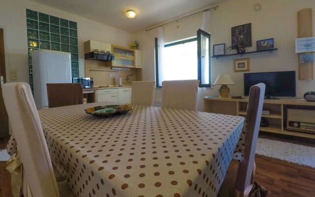 Apartment Iva - with beautiful view: A1 Omis, Riviera Omis