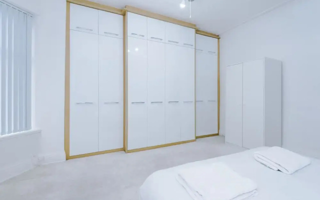 The Seedley 4 Bedroom House - Salford