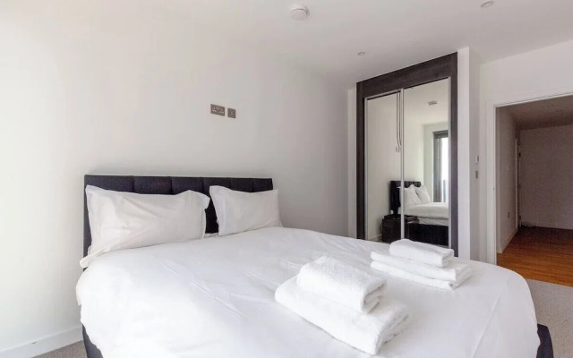 Stylish 2 Bed Flat in Battersea - Private Balcony