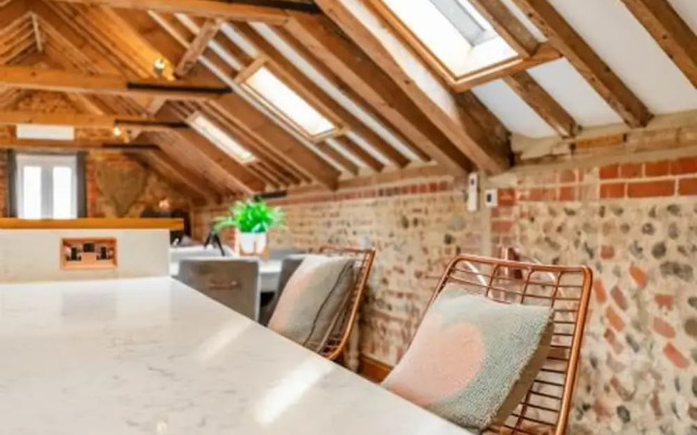 Host Stay Rogues Barn