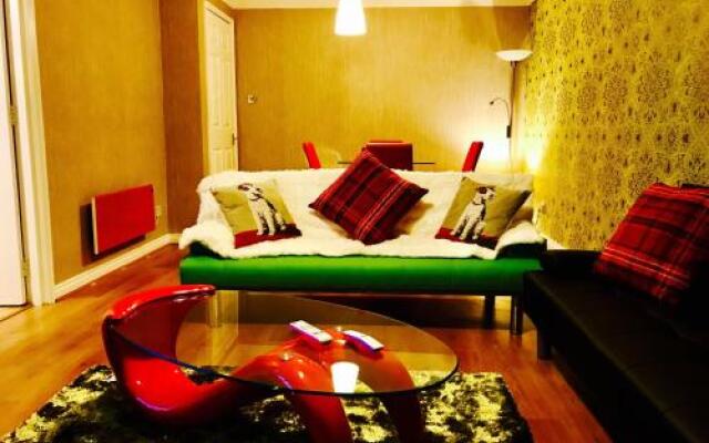 Glasgow City Centre Flat with River Views and Parking