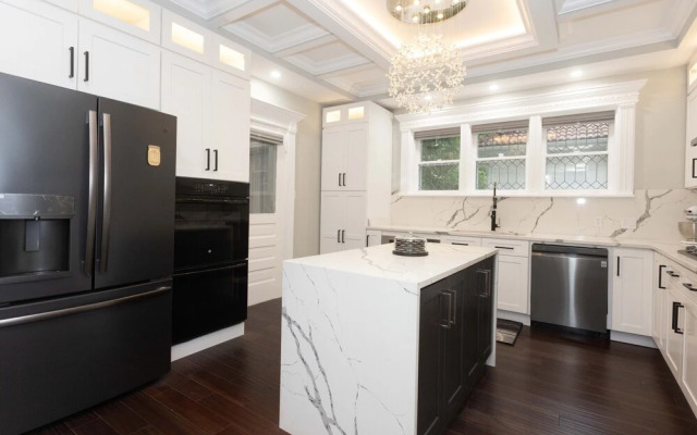 4 BDR Lake Geneva Estate Across From Beach!