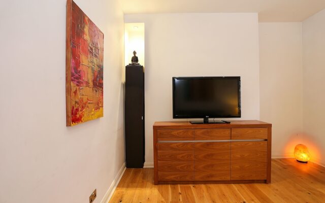 Spacious Flat In Central London