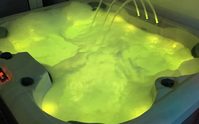 Relaxing Getaway With Hot Tub & Sauna Sleeps 6