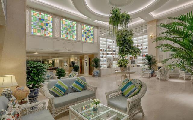 Au Lac Charner Hotel