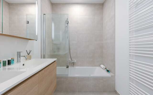 Stylish 2 Bedroom With Terrace and Parking