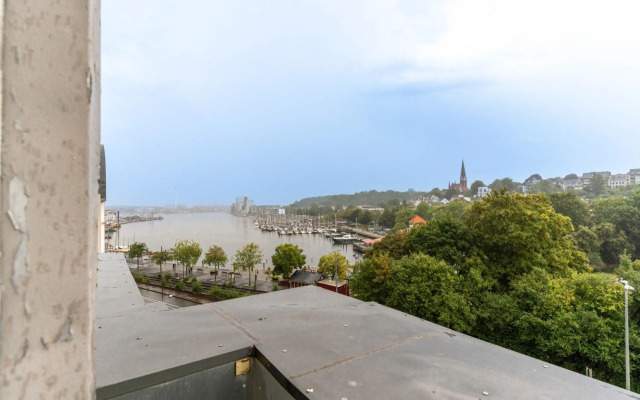 Hafenkoje mit Blick über Hafen und Altstadt