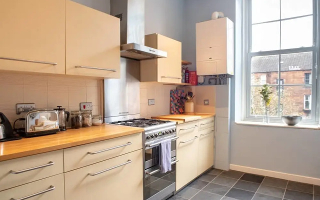 Charming 2-bedroom apt in the Heart of West End