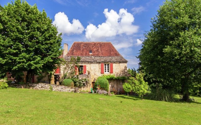 Spacious Farmhouse with private garden in Saint-Cybranet