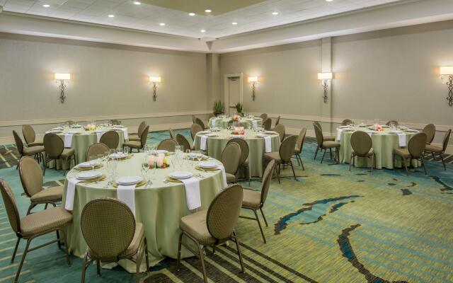 Crowne Plaza Charleston Airport - Conv Ctr by IHG