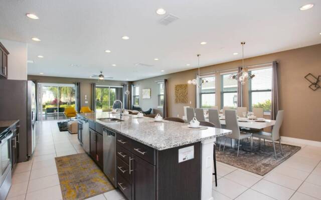 Stylish Family Home Sleeps 22 Enc101